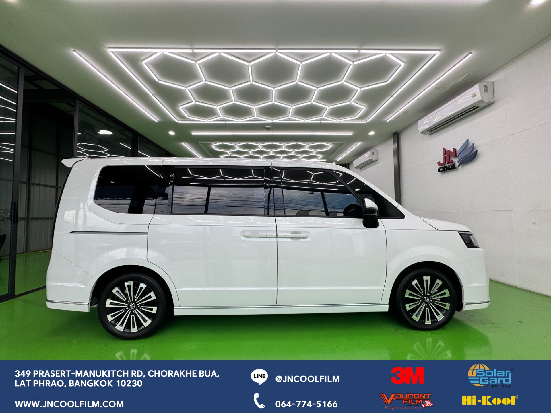 Installing V-Dupont Window Film on a Honda Stepwagon: High Heat Resistance, Great Value, and Easy on the Eyes - photo 2