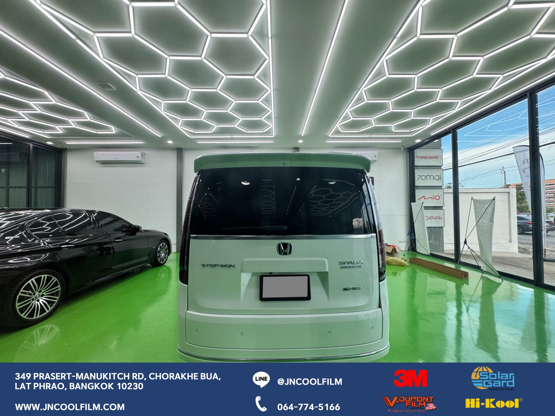 Installing V-Dupont Window Film on a Honda Stepwagon: High Heat Resistance, Great Value, and Easy on the Eyes - photo 3