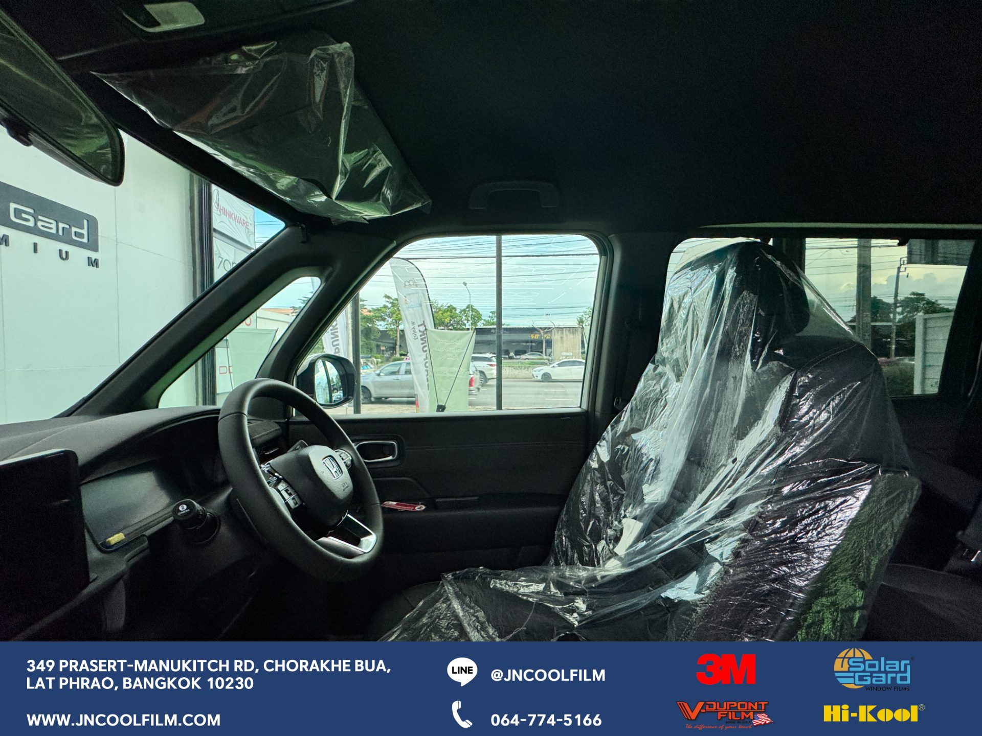Installing V-Dupont Window Film on a Honda Stepwagon: High Heat Resistance, Great Value, and Easy on the Eyes - photo 4